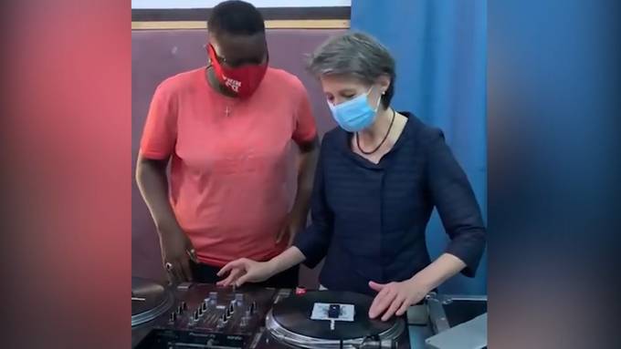 So übt sich eine Bundesrätin am DJ-Pult