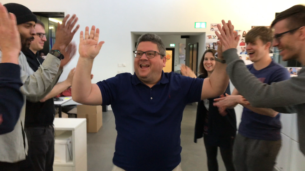 Racket-Ersteigerer Reto holt seinen Preis ab