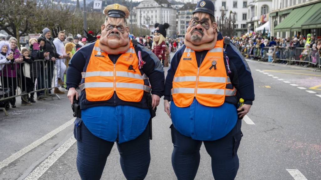 Die Stadt Luzern zeigt sich zufrieden mit der Sicherheit an der Luzerner Fasnacht, hier zwei als Polizisten verkleidete Personen am Wey-Umzug am Güdismontag. (Archivaufnahme)
