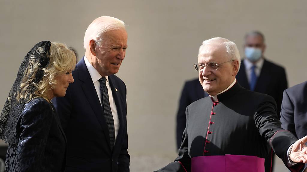 US-Präsident Joe Biden und First Lady Jill Biden werden vom Leiter des Päpstlichen Hauses Leonardo Sapienza (r) im Vatikan empfangen. Foto: Andrew Medichini/AP/dpa