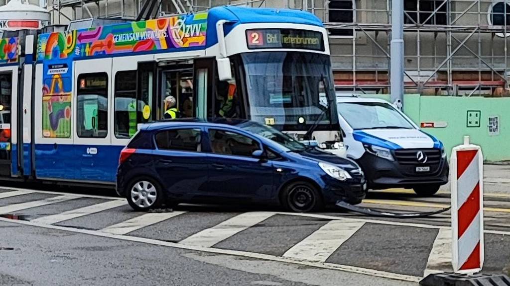 Tram kracht beim Lindenplatz in PW – eine Person leicht verletzt