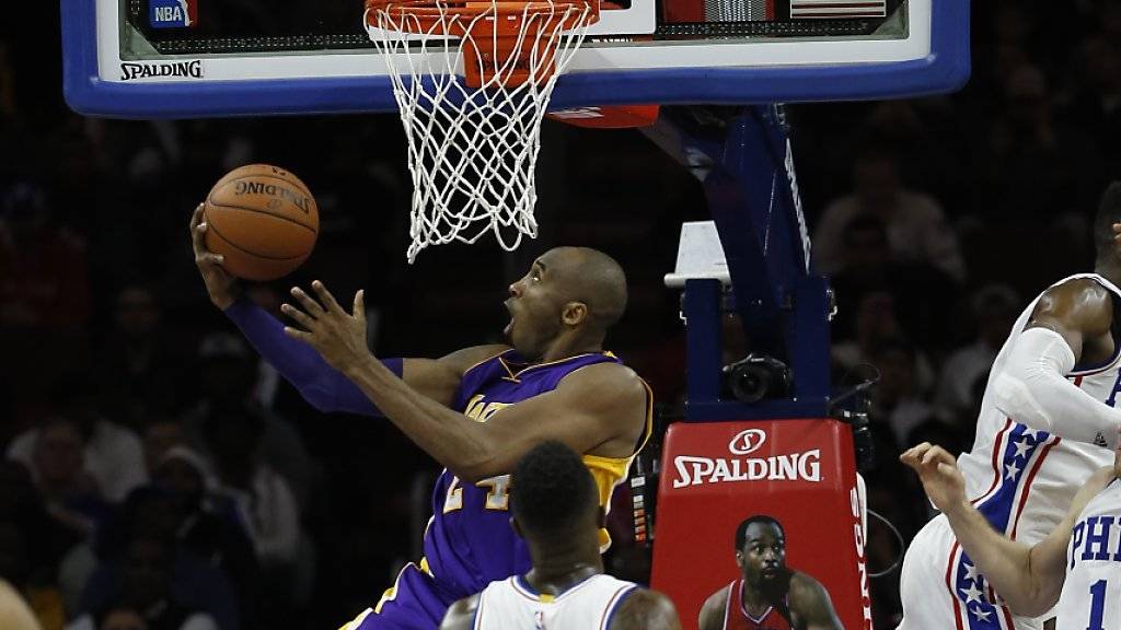 Auch Lakers-Superstar Kobe Bryant (hinten) konnte bei seinem letzten Spiel in seiner Heimatstadt Philadelphia den ersten Saisonsieg der Philadelphia 76ers nicht verhindern