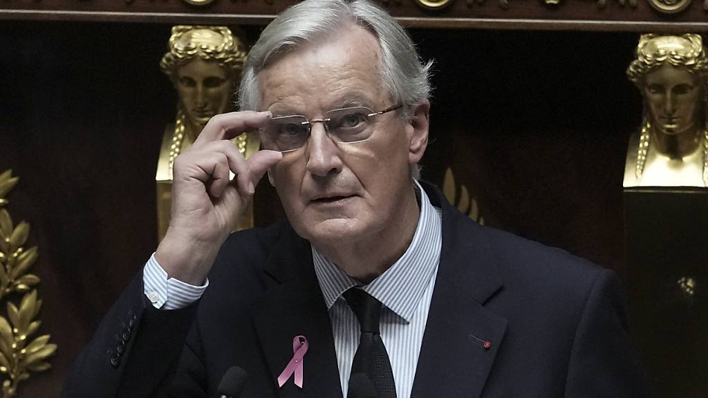 dpatopbilder - Frankreichs Premierminister Michel Barnier rückt seine Brille zurecht, während er eine Rede in der Nationalversammlung hält. Foto: Thibault Camus/AP/dpa