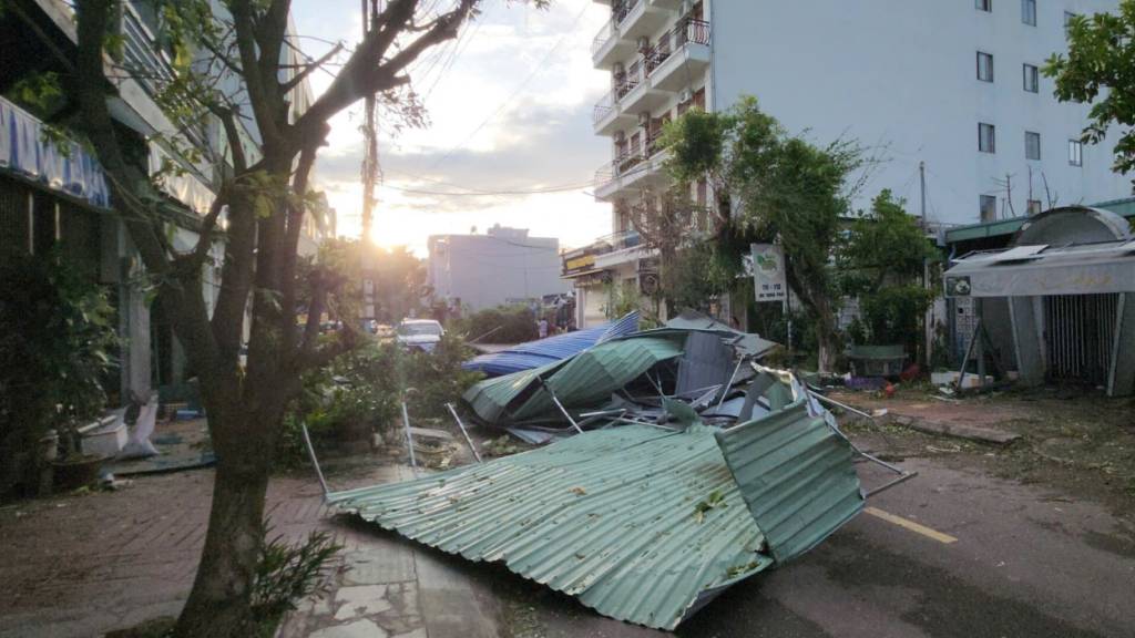 Trümmer liegen auf einer Straße in Gai Lai, Vietnam, nachdem der Taifun «Kalmaegi» das Land mit heftigen Winden und sintflutartigen Regenfällen heimgesucht hat. Foto: Sy Thang/Vietnam News Agency/AP/dpa