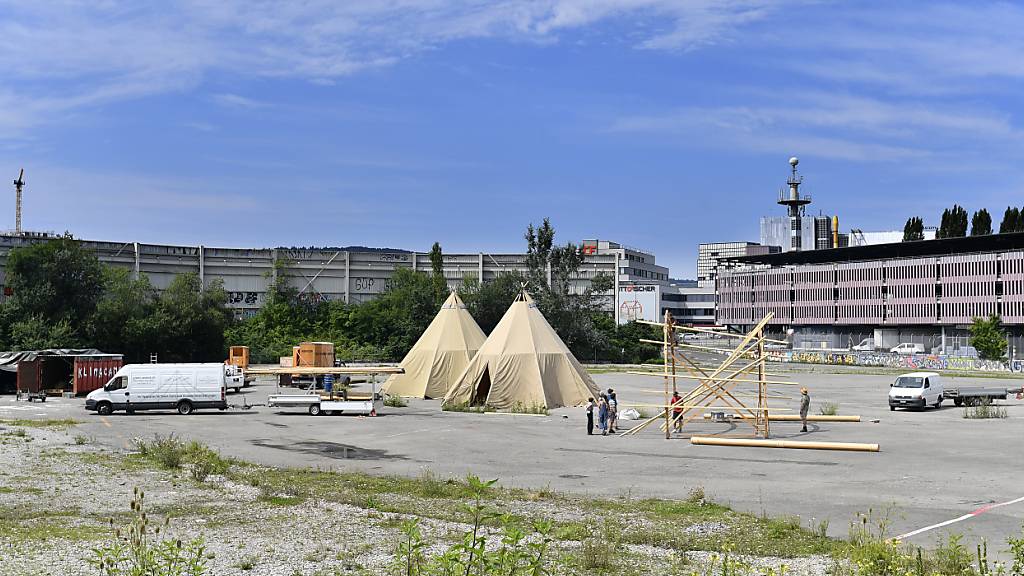 Die Stadt Zürich plante auf der Hardturm-Brache eine Container-Siedlung für Asylsuchende. Rekurse verzögerten das Projekt. Ob es nun noch gebaut wird, ist offen. (Archivbild)