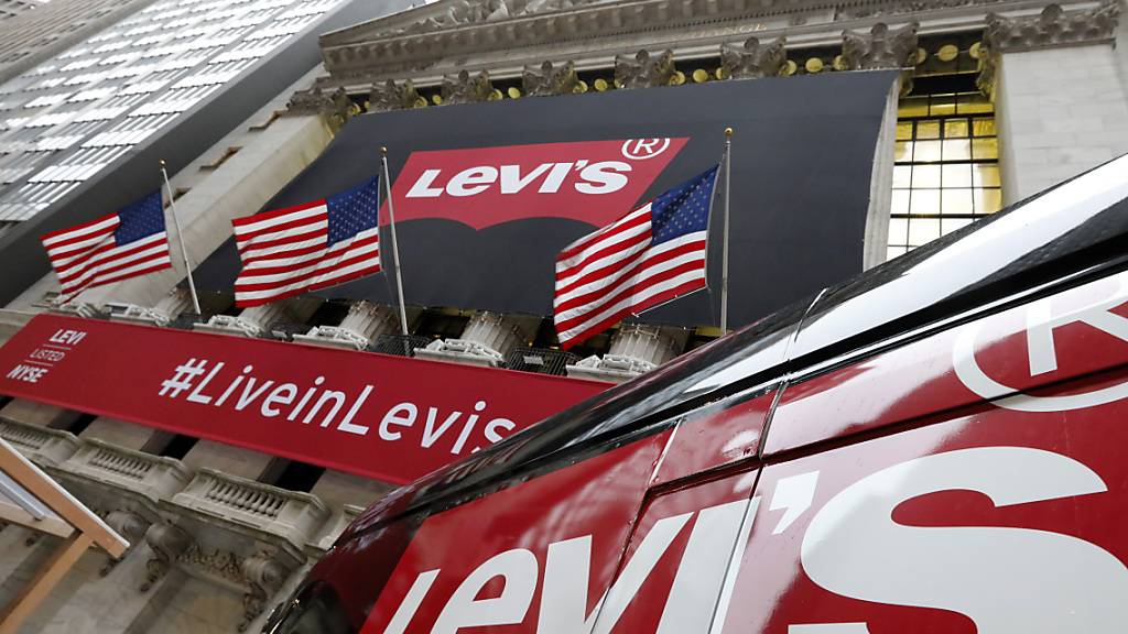 Das Logo von Levi's am Gebäude der New Yorker Börse an der Wall Street. (Archivbild)