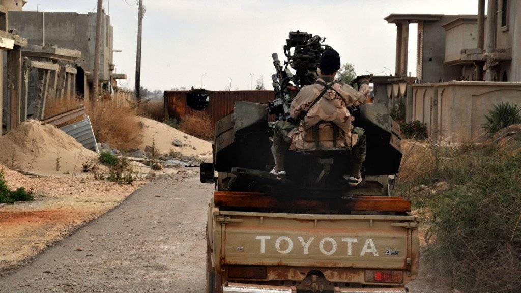 Kampf gegen den IS in Libyen: Ein Anhänger der Armee bringt sich bei Bengasi in Stellung. (Archivbild)