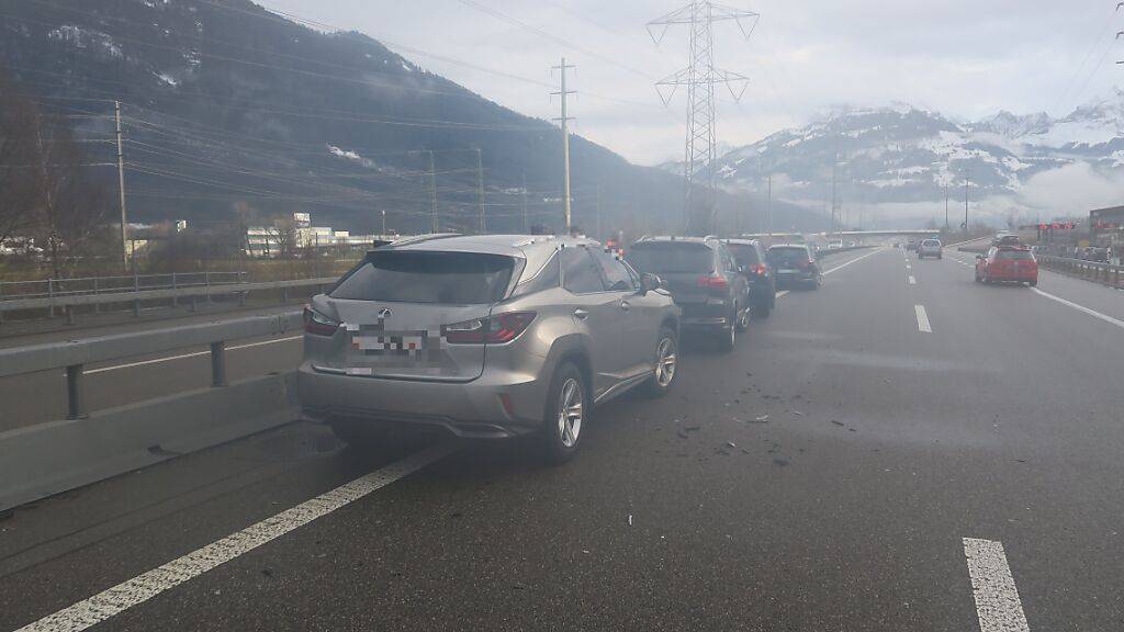 Vier Autos in zwei Auffahrunfälle auf A3 im Glarnerland verwickelt