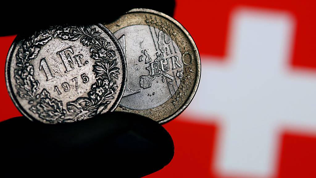 Franken wertet nach Frankreich-Wahl zum Euro nur minimal auf