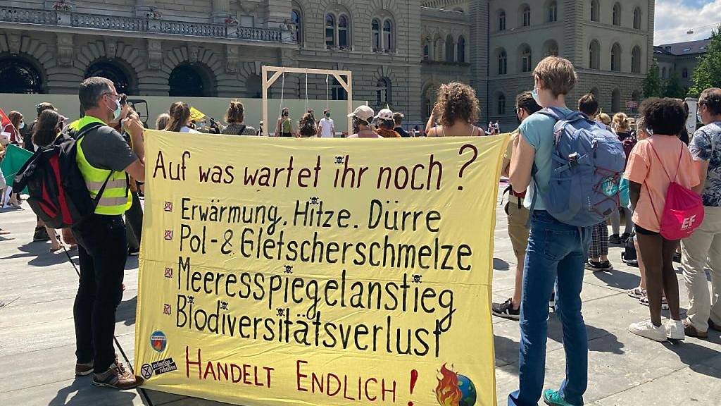 Mit einer symbolischen Aktion haben Aktivistinnen und Aktivisten von Extinction Rebellion am Samstag in Bern Bundesrat und Parlament aufgefordert, die Klima- und Biodiversitätskrise abzumildern.