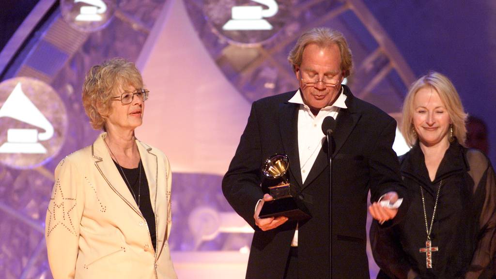 Mary Martin, Luke Lewis und Bonnie Garner bei der Grammy-Verleihung 2002.