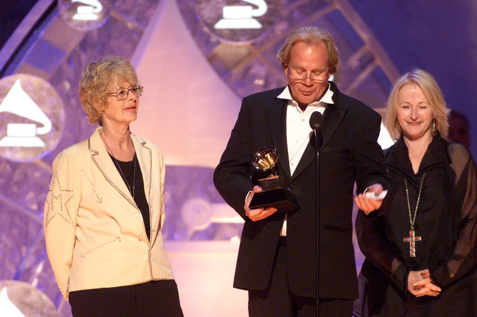 Mary Martin, Luke Lewis und Bonnie Garner bei der Grammy-Verleihung 2002.