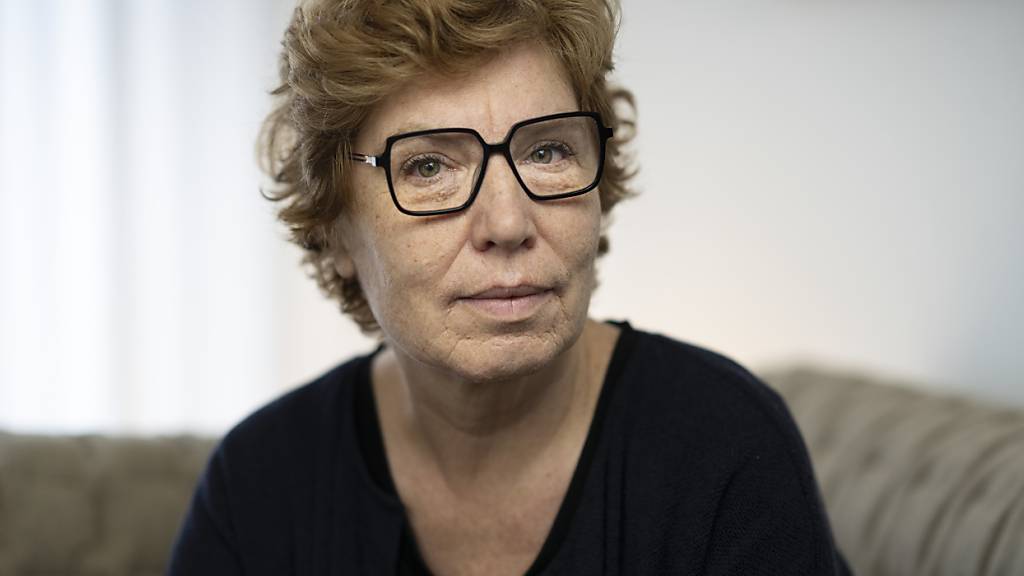 Die Autorin Zora del Buono ist mit ihrem Roman «Seinetwegen» für den Schweizer Buchpreis 2024 nominiert. In dem Buch ergründet sie den frühen Tod ihres Vaters. Und sie sucht nach demjenigen, der diesen Unfalltod verursacht hat.