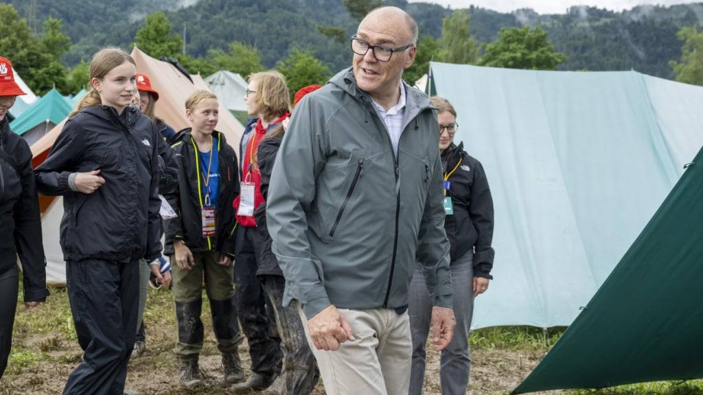 Sportminister Martin Pfister besuchte Anfang Juni das nationale Pfingstlager von Jungwacht und Blauring, subventioniert von J+S. (Archivbild)