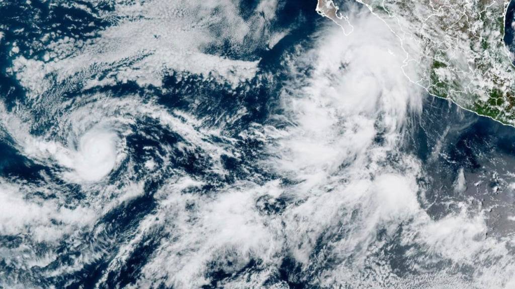 HANDOUT - Dieses von der NOAA zur Verfügung gestellte Bild zeigt den Tropensturm «Lorena» (oben, r) vor der Westküste Mexikos und den Hurrikan «Kiko» (l) in den offenen Gewässern des östlichen Pazifiks. Foto: Uncredited/NOAA/AP/dpa - ACHTUNG: Nur zur redaktionellen Verwendung im Zusammenhang mit der aktuellen Berichterstattung und nur mit vollständiger Nennung des vorstehenden Credits