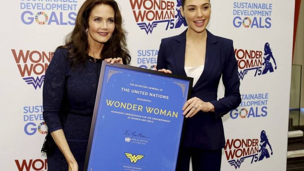 Lynda Carter (links) hat in den 70er Jahren «Wonder Woman» gespielt, Gal Gadot (rechts) wird die Heldin in einem Film 2017 verkörpern.