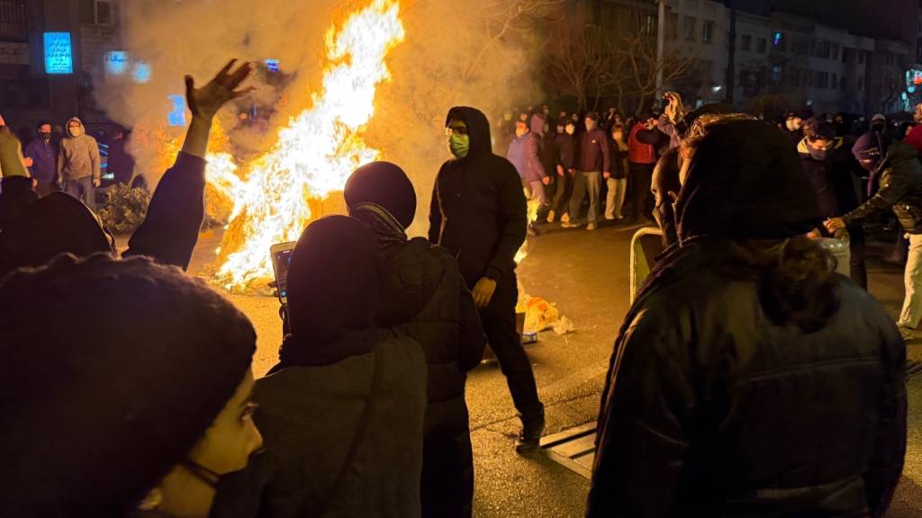 ARCHIV - Dieses am 09. Januar aufgenommene und am 13. Januar via AP zur Verfügung gestellte Foto soll Iraner bei einem Protest gegen die Regierung in Teheran zeigen. Foto: Uncredited/UGC/AP/dpa - ACHTUNG: Nur zur redaktionellen Verwendung im Zusammenhang mit der aktuellen Berichterstattung und nur mit vollständiger Nennung des vorstehenden Credits