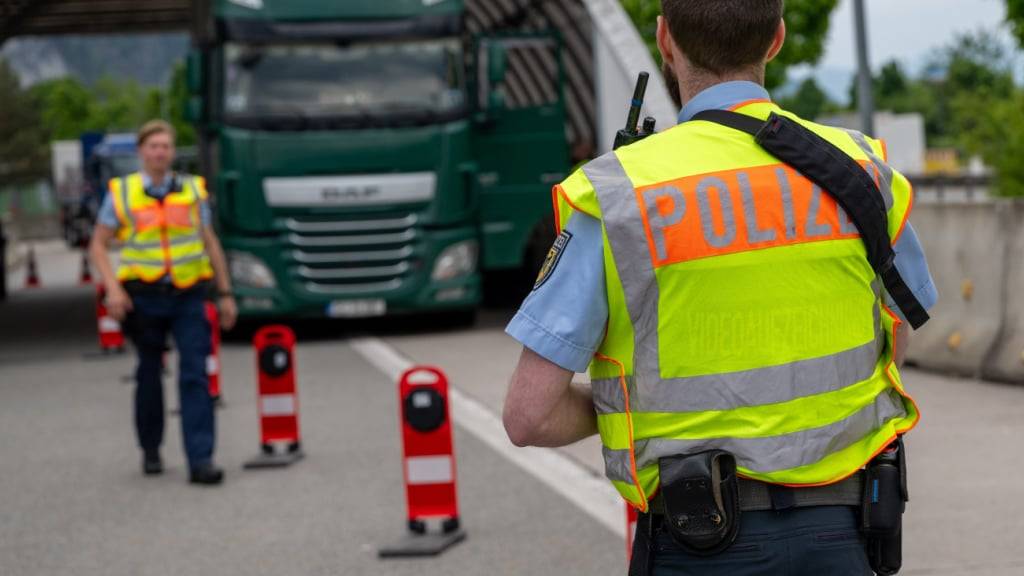 Beamte der Bundespolizei kontrollieren am Grenzübergang von Österreich kommend bei Kiefersfelden. Foto: Peter Kneffel/dpa