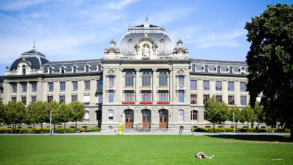 Ab Montag müssen Studierende der Universität Bern auch während Lehrveranstaltungen eine Maske tragen. (Archivbild)