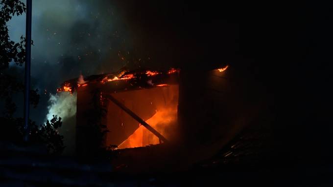 Dachstock von Zweifamilienhaus geht in Flammen auf – eine Person verletzt