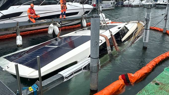 Boot in Hafen von Altendorf gesunken