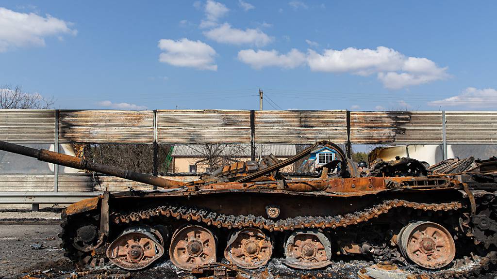 Ein völlig zerstörter russischer T-72-Kampfpanzer steht in der Oblast Kiew. Tag 29 des Krieges zwischen Russland und der Ukraine, während die Ukraine die Verteidigung ihrer Hauptstadt Kiew gegen russische Angriffe fortsetzt. Foto: Alex Chan Tsz Yuk/SOPA Images via ZUMA Press Wire/dpa
