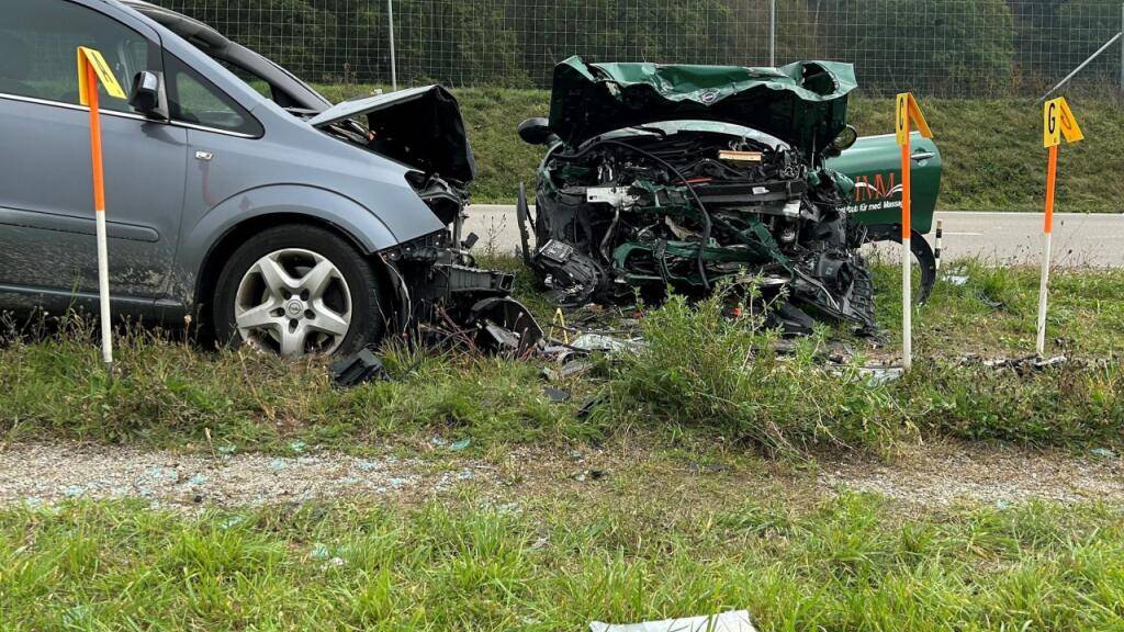 Ein Autofahrer wollte bei Henggart im Zürcher Weinland zwei Lastwagen überholen. Das Resultat waren drei Verletzte.