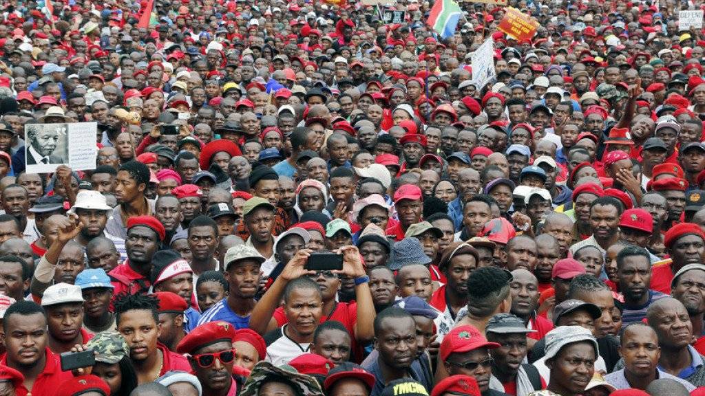 In der südafrikanischen Hauptstadt Pretoria haben am Mittwoch erneut tausende Menschen den Rücktritt von Staatschef Jacob Zuma gefordert.