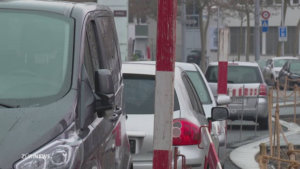 Autoarme Siedlung in Zürich Oerlikon: Parkplatz-Chaos auf der Strasse