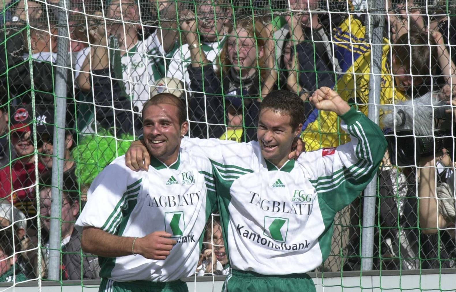 Bilder, welche die FCSG-Fans nicht vergessen haben: Contini jubelt im April 2000 zusammen mit Jairo. (Archivbild: TAGBLATT/Rainer Bolliger)