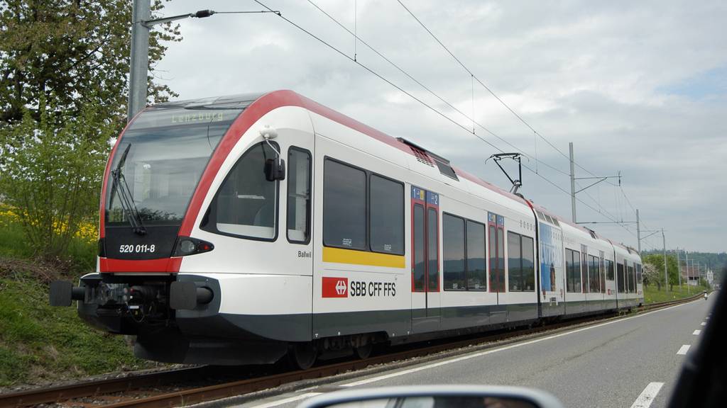 Auto musste abgeschleppt werden: Seetalbahn-Linie wieder in Betrieb