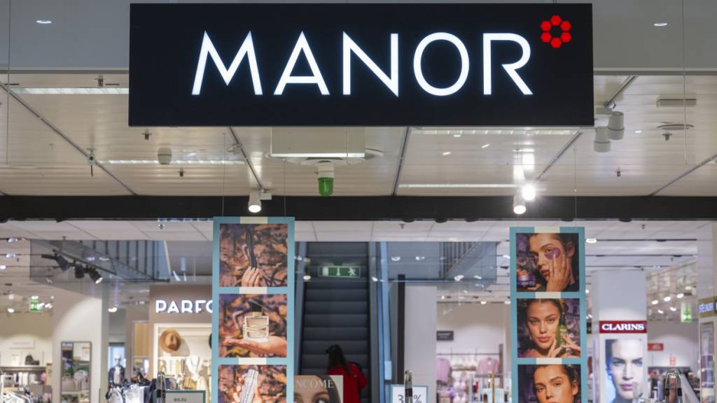 Manor plant die Schliessung von drei Warenhäuser - rund 100 Mitarbeitende wären betroffen.