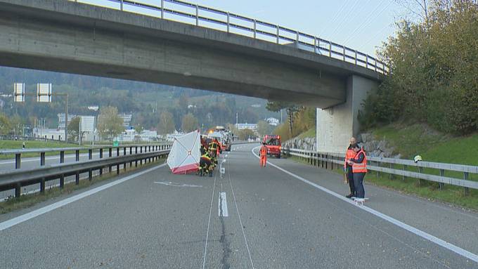 Mann stürzt von Autobahnbrücke bei Au und stirbt