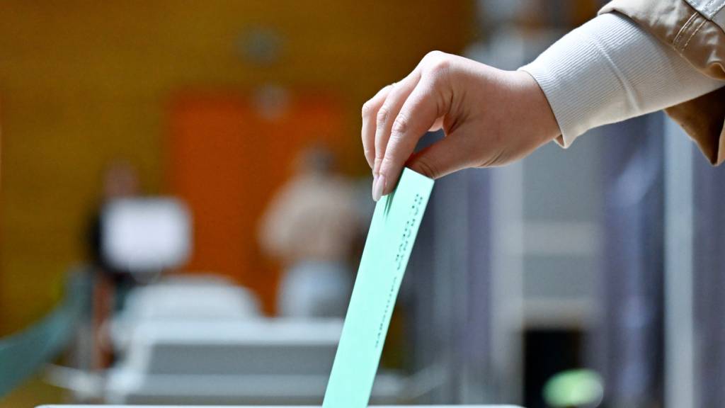 Eine Frau gibt ihre Stimme in einem Wahllokal während der ungarischen Parlamentswahlen ab. Foto: Denes Erdos/AP/dpa