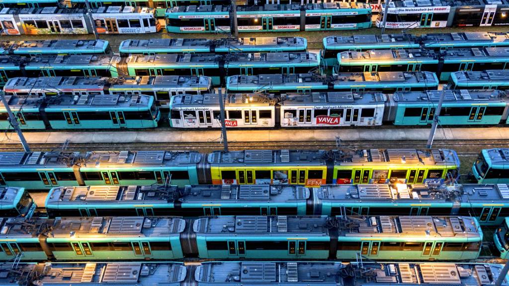 Züge der Frankfurter U-Bahn wurden während des Streiks in einem Depot parkiert.