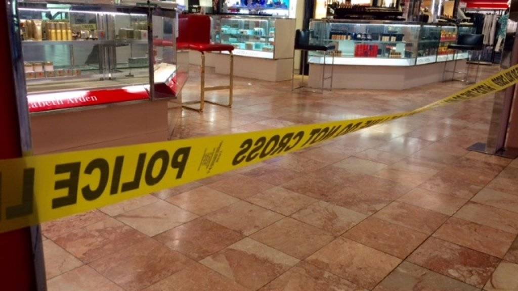 Unter anderem in einem Einkaufszentrum hat ein Mann im US-Bundesstaat Massachusetts zwei Menschen mit einem Messer getötet, bevor er selbst erschossen wurde.