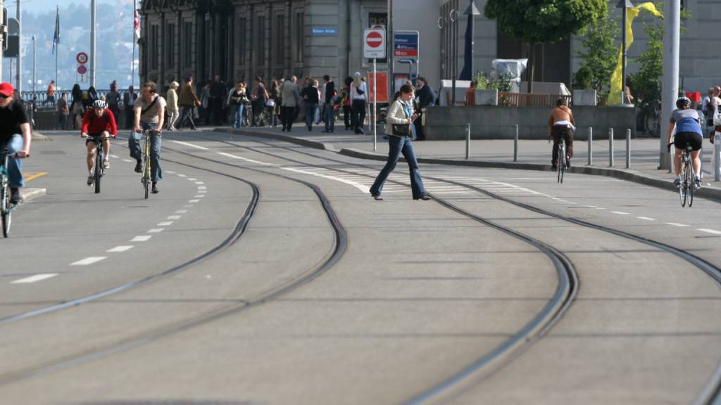 Die Strassen von Zürich sollen mehrheitlich autofrei werden. Dies fordert die am Freitag eingereichte Verkehrswende-Initiative. (Archivbild)