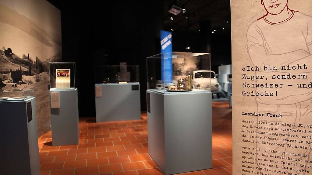 Das Museum Burg Zug erzählt vom 23. November 2017 bis 8. Juli 2018 in der Ausstellung «Anders.Wo.» Zuger Aus- und Einwanderungsgeschichten. Im Mittelpunkt stehen fünf Personen, so auch der 2003 geborene Leandros Urech.