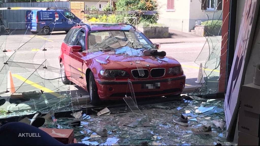 Drive-In-Sportgeschäft: Auto fährt in Schaufenster