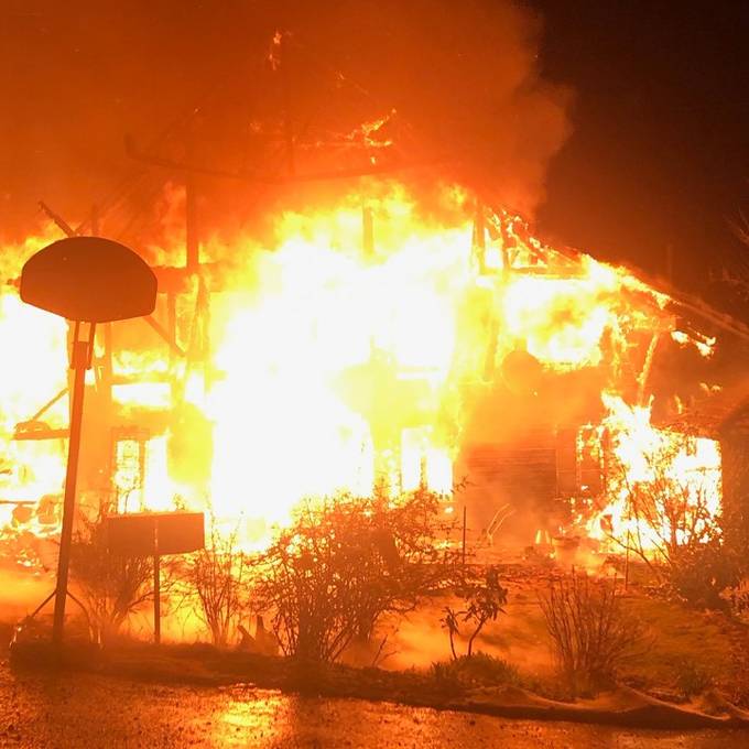 Drei Verletzte bei Brand in Stöckli – Gebäude komplett zerstört
