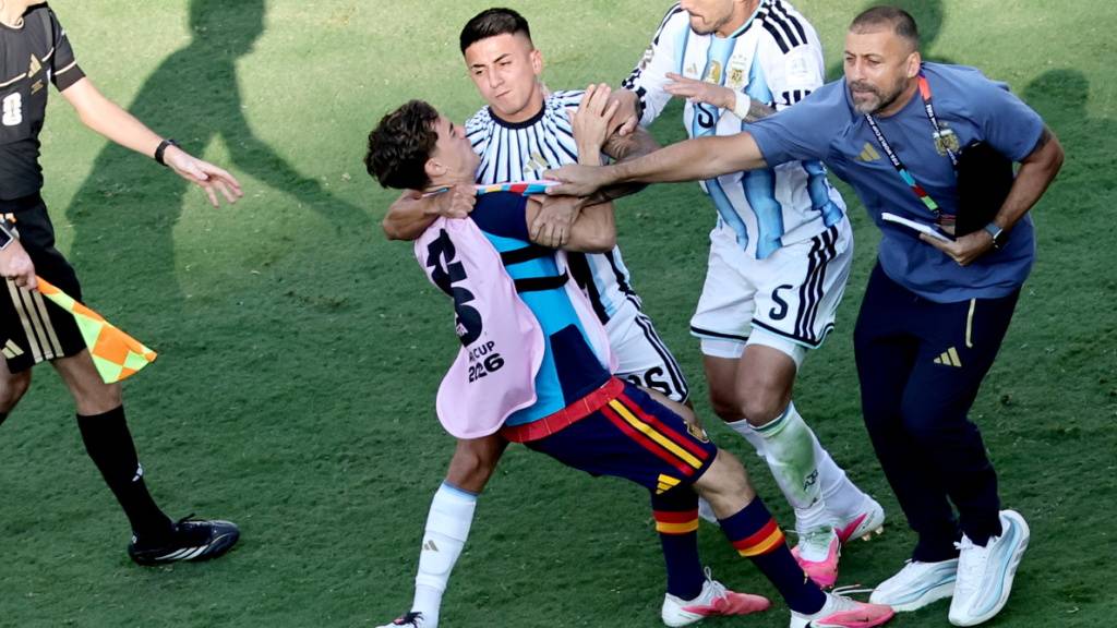 Leandro Paredes und Nahuel Molina von der FIFA bestraft