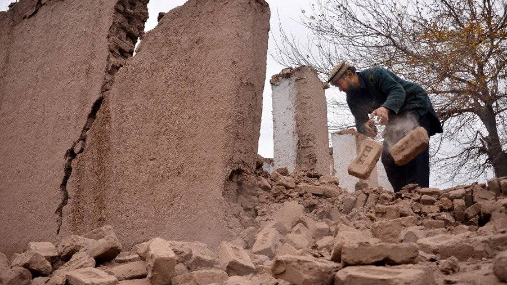 Das schwere Erdbeben in Afghanistan hat grosse Schäden an Häusern angerichtet. Auch wurden Dutzende Menschen verletzt. Angaben über Todesopfer gibt es bislang nicht.