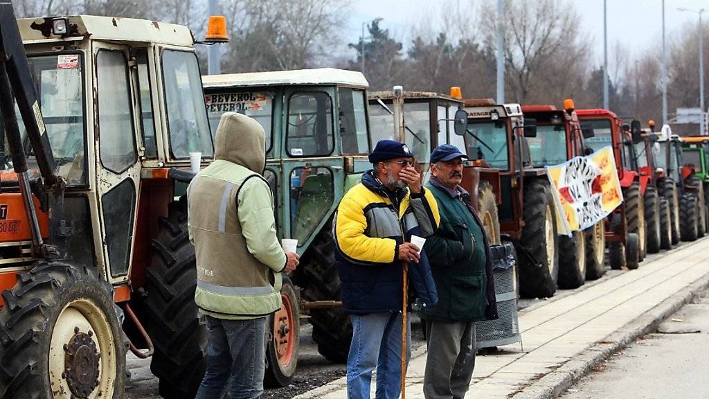 Bauern blockieren mit ihren Traktoren eine Strasse im Norden Griechenlands.