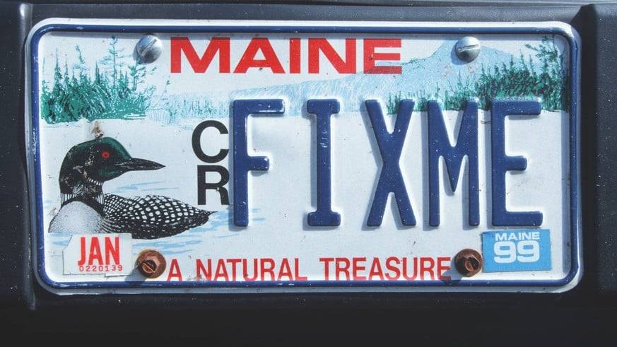 Man kennt sie vor allem aus den USA: Vanity Plates. Hier ein Schild aus dem Bundesstaat Maine mit dem Titel «FIXME», zu Deutsch in etwa flicke mich.