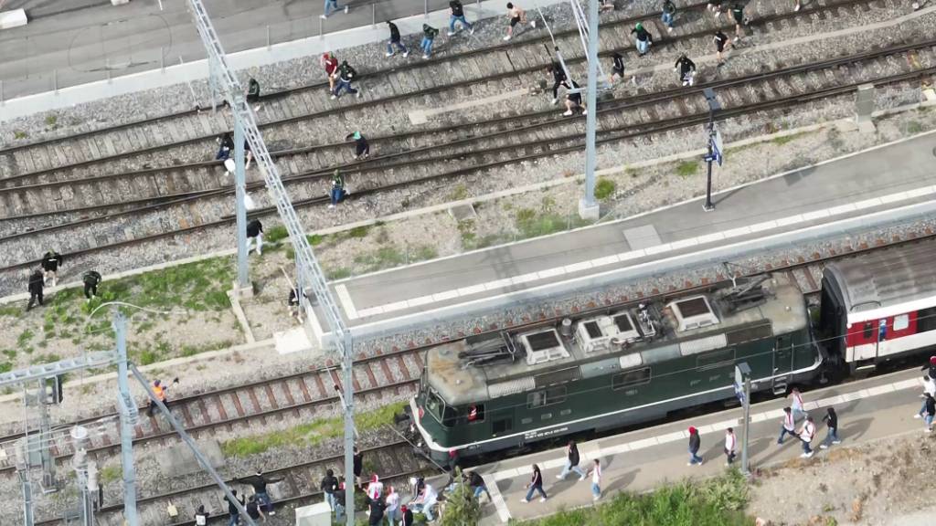 Als der Extrazug für die Fans des FC Thun bereits im Bahnhof Wil eingefahren war, stürmten Anhänger des FC St. Gallen auf die Gleise.