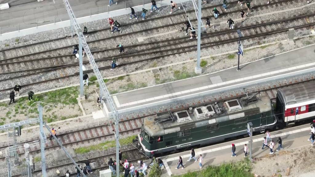 Als der Extrazug für die Fans des FC Thun bereits im Bahnhof Wil eingefahren war, stürmten Anhänger des FC St. Gallen auf die Gleise.