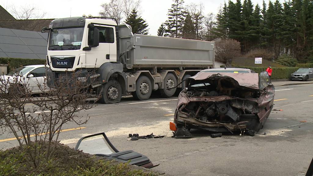 Hirzel Zh Unfall Zwischen Lastwagen Und Auto Fordert Einen Schwerverletzten Tele M1