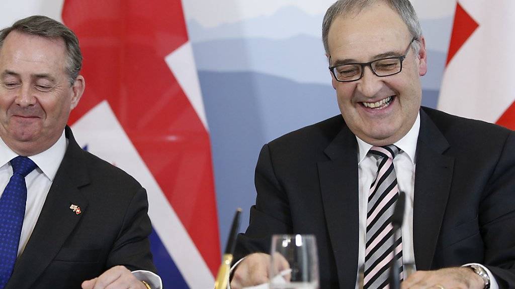 Die Schweiz und Grossbritannien bereiten sich auf die Zeit nach dem Brexit vor: Wirtschaftsminister Guy Parmelin und der britische Minister für internationalen Handel, Liam Fox, haben am Montag in Bern einen bilateralen Handelsvertrag unterzeichnet.