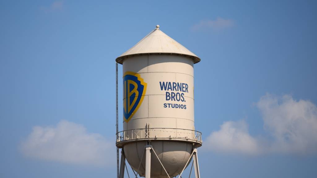 Der Medienkonzern Warner Bros- im Bild der Wasserturm im kalifornischen Burbank - hat offenbar mehrere Kaufofferten erhalten. (Archivbild)