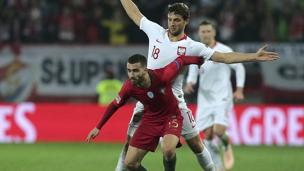 Portugals Rafa Silva (vorne) im Zweikampf um den Ball gegen Polens Bartosz Bereszynski